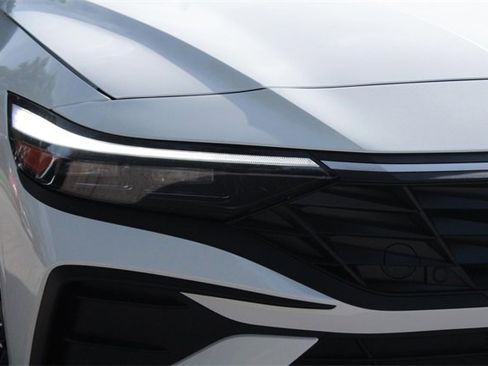 Certified 2025 Hyundai Elantra SEL image 3