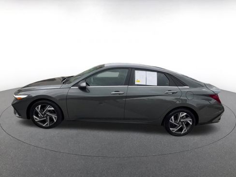 Used 2025 Hyundai Elantra Limited image 9