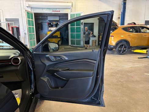Used 2025 Chevrolet Trax RS w/ Sunroof Package FWD image 41