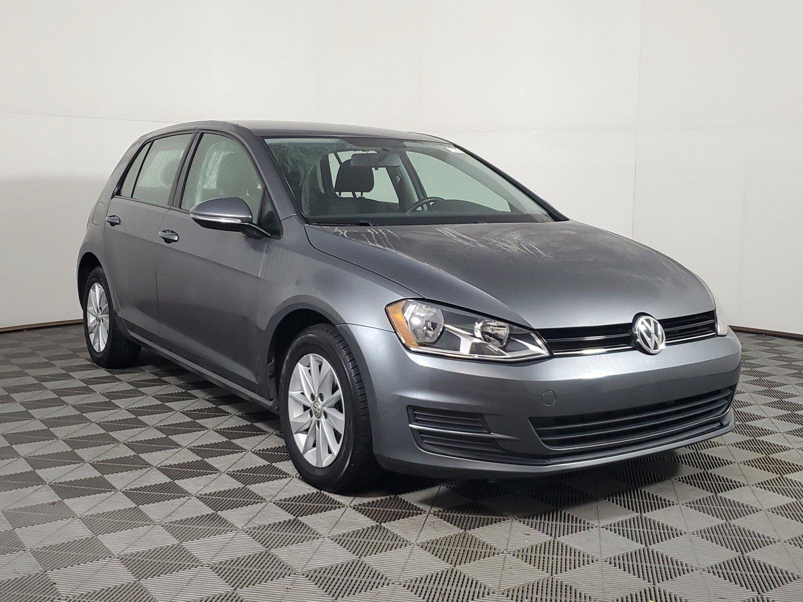 Used 2017 Volkswagen Golf 4-Door FWD image 3