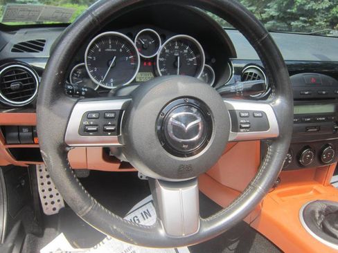 Used 2006 MAZDA MX-5 Miata Grand Touring RWD image 14