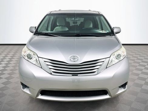 Used 2017 Toyota Sienna LE image 2