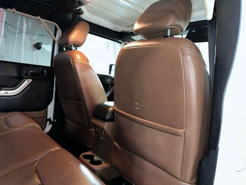 Used 2016 Jeep Wrangler Unlimited Rubicon w/ Connectivity Group AWD/4WD image 30