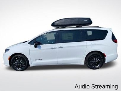 New 2025 Chrysler Pacifica Select w/ Fav Edition Package