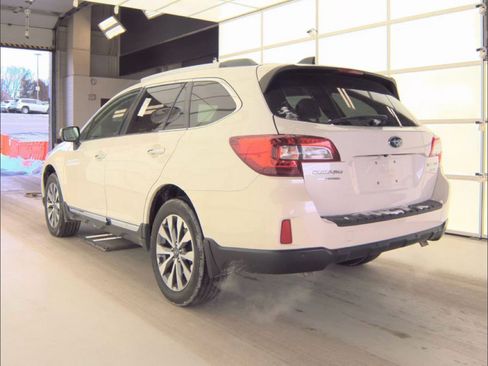 Used 2017 Subaru Outback 3.6R Touring image 3