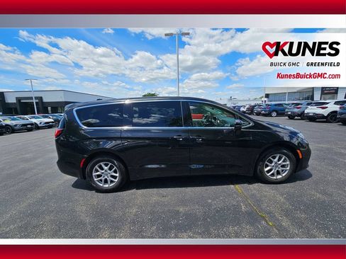 Used 2023 Chrysler Pacifica Touring-L FWD image 4