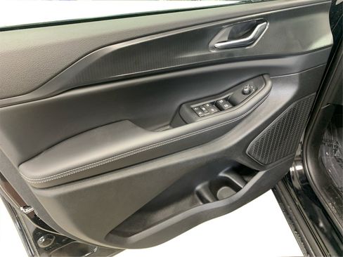 Used 2025 Jeep Grand Cherokee Laredo image 19