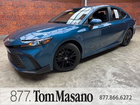 Used 2025 Toyota Camry SE FWD image 1