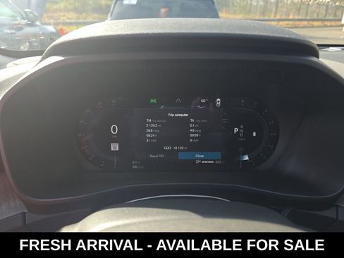 Used 2025 Volvo XC40 B5 Core image 11