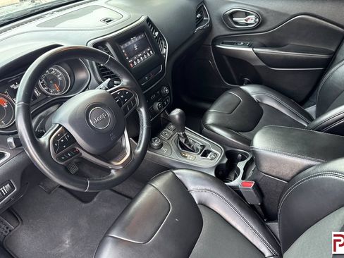 Used 2019 Jeep Cherokee Latitude Plus AWD/4WD image 10