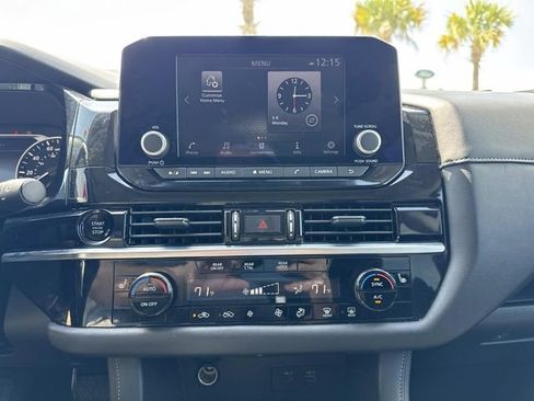 Used 2025 Nissan Pathfinder SV image 17