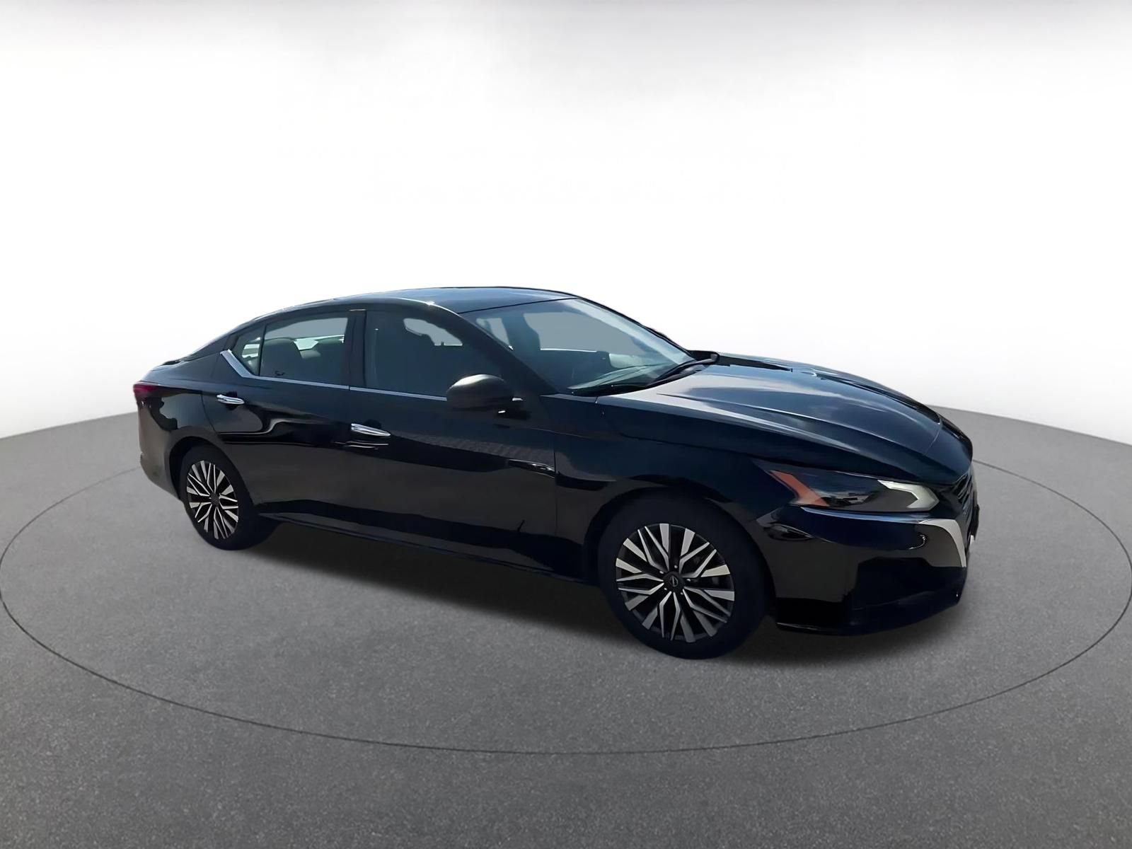 Used 2025 Nissan Altima 2.5 SV FWD image 2