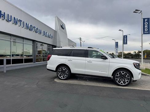 Used 2025 Ford Expedition Platinum w/ Platinum Ultimate Package AWD/4WD image 3