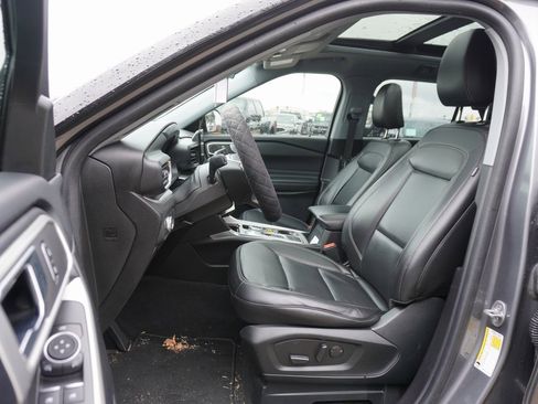 Used 2022 Ford Explorer XLT w/ Equipment Group 202A image 7