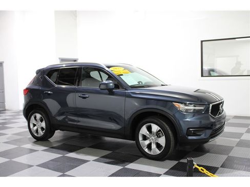 Used 2022 Volvo XC40 T5 Momentum image 1