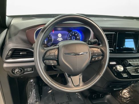 Used 2020 Chrysler Pacifica Limited image 12