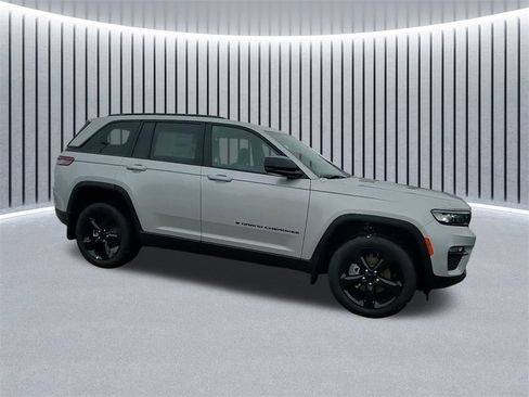 New 2025 Jeep Grand Cherokee Limited w/ Black Appearance Package image 4