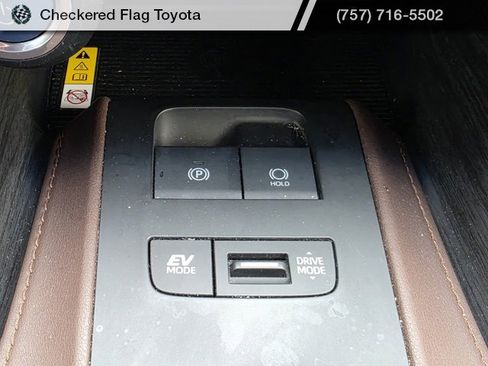 Used 2021 Toyota Venza Limited image 20