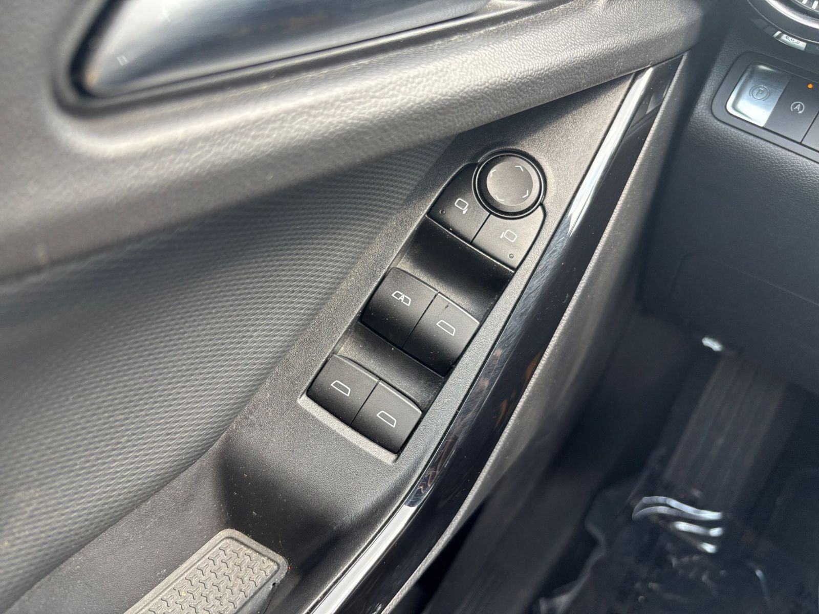 Used 2025 Chevrolet Equinox LT FWD image 18