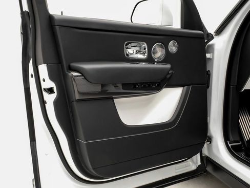 Used 2022 Rolls-Royce Cullinan Black Badge image 35