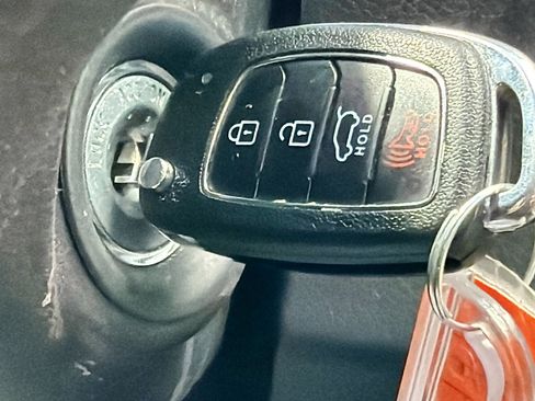 Used 2017 Hyundai Santa Fe SE image 33