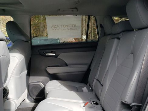 New 2026 Toyota Highlander XLE image 9