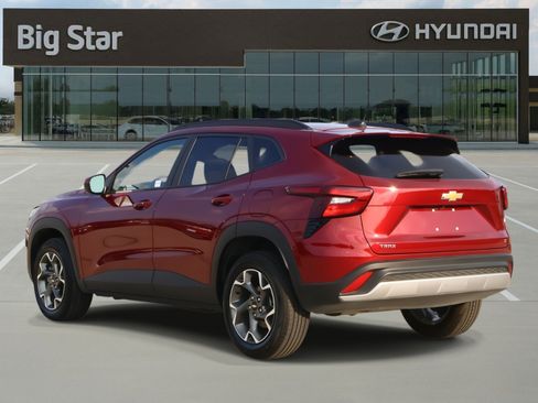 Used 2025 Chevrolet Trax LT w/ LT Convenience Package image 3