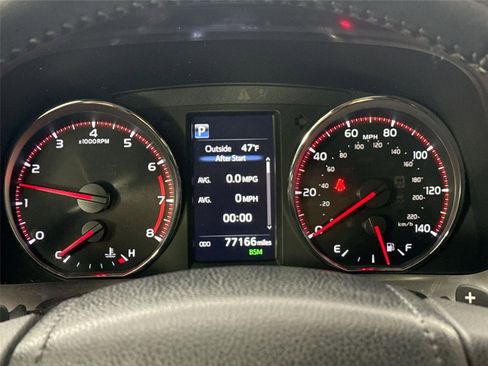 Used 2018 Toyota RAV4 SE image 19
