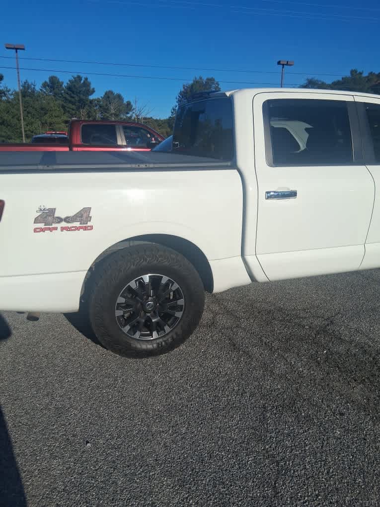 Used 2017 Nissan Titan SV AWD/4WD image 6