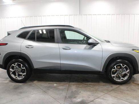 Used 2025 Chevrolet Trax LT w/ LT Convenience Package image 11