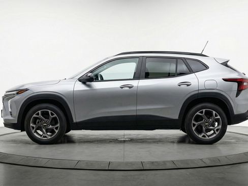 Used 2025 Chevrolet Trax LT w/ LT Convenience Package image 5
