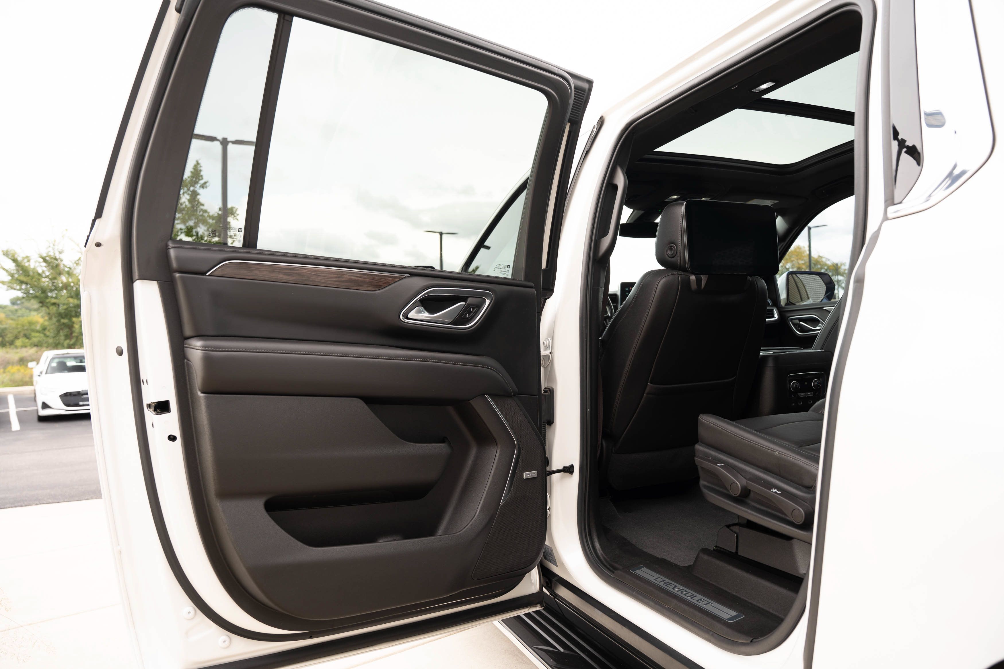 Used 2022 Chevrolet Suburban LT w/ LT Signature Package AWD/4WD image 27