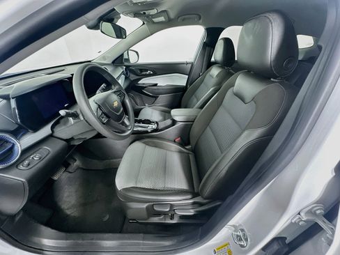 Used 2025 Chevrolet Trax LT FWD image 13