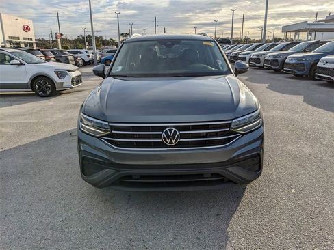 Used 2022 Volkswagen Tiguan SE image 2