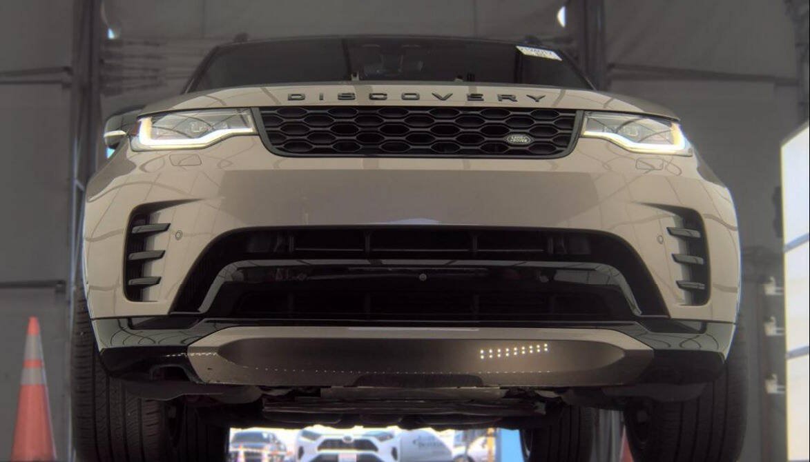 Used 2024 Land Rover Discovery Dynamic SE AWD/4WD image 2