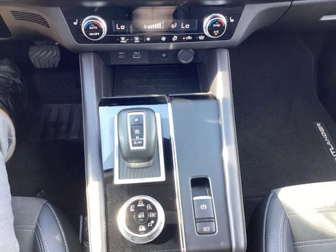 Used 2024 Mitsubishi Outlander SE AWD/4WD image 22