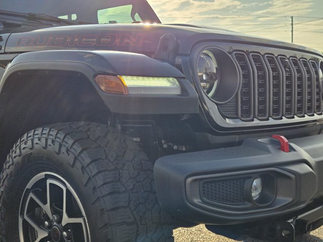 Used 2024 Jeep Gladiator Rubicon w/ Technology Group AWD/4WD image 4
