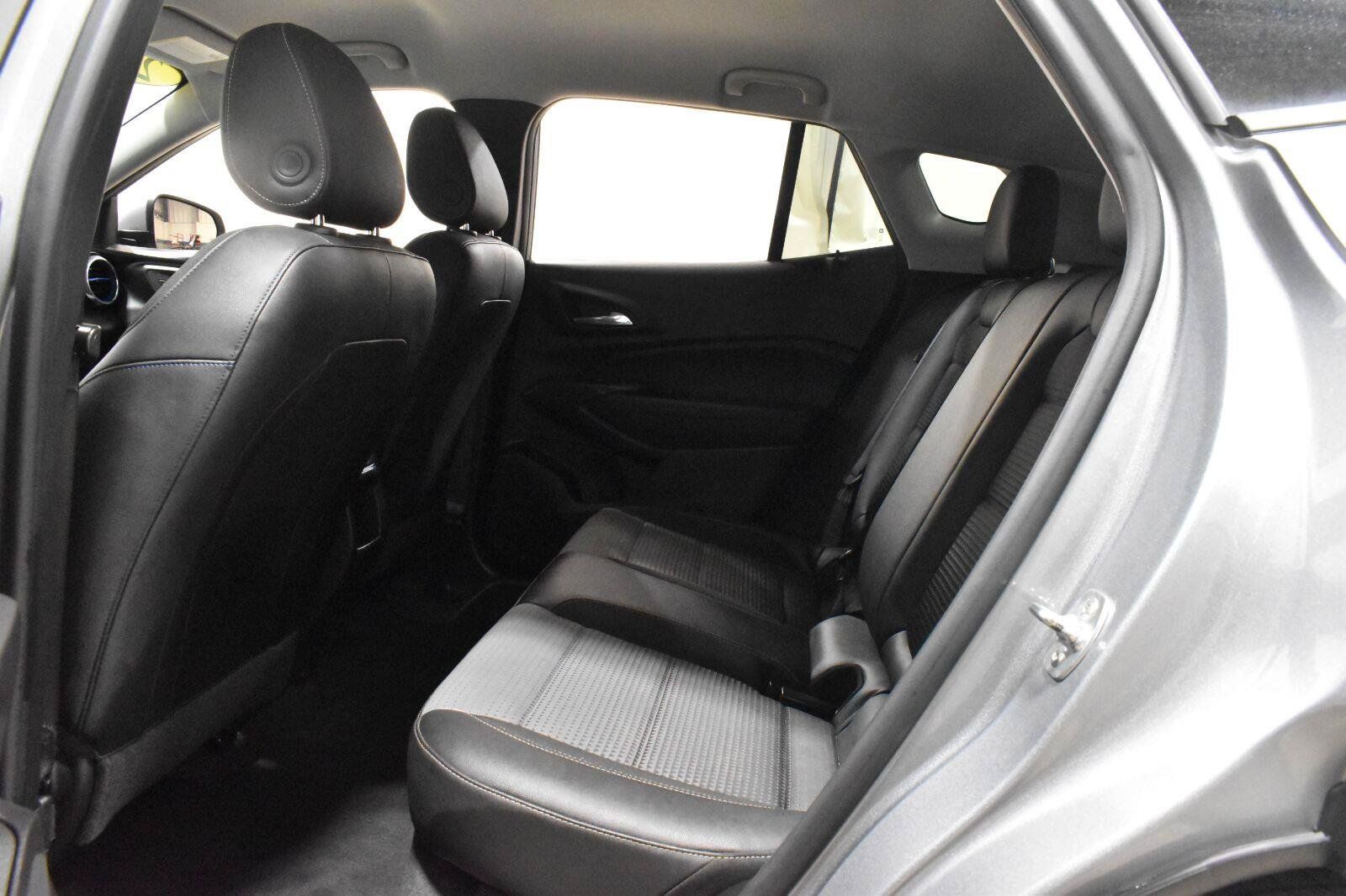 Used 2025 Chevrolet Trax LT FWD image 4