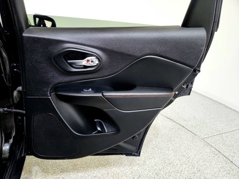 Used 2019 Jeep Cherokee Trailhawk image 23