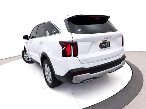 Used 2025 Kia Sorento LX FWD image 6