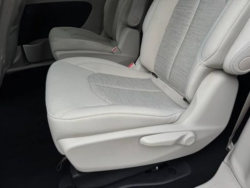 Used 2019 Chrysler Pacifica Touring Plus FWD image 12