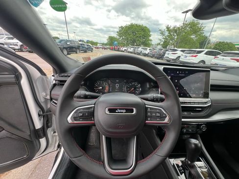 Used 2025 Jeep Compass Trailhawk AWD/4WD image 37