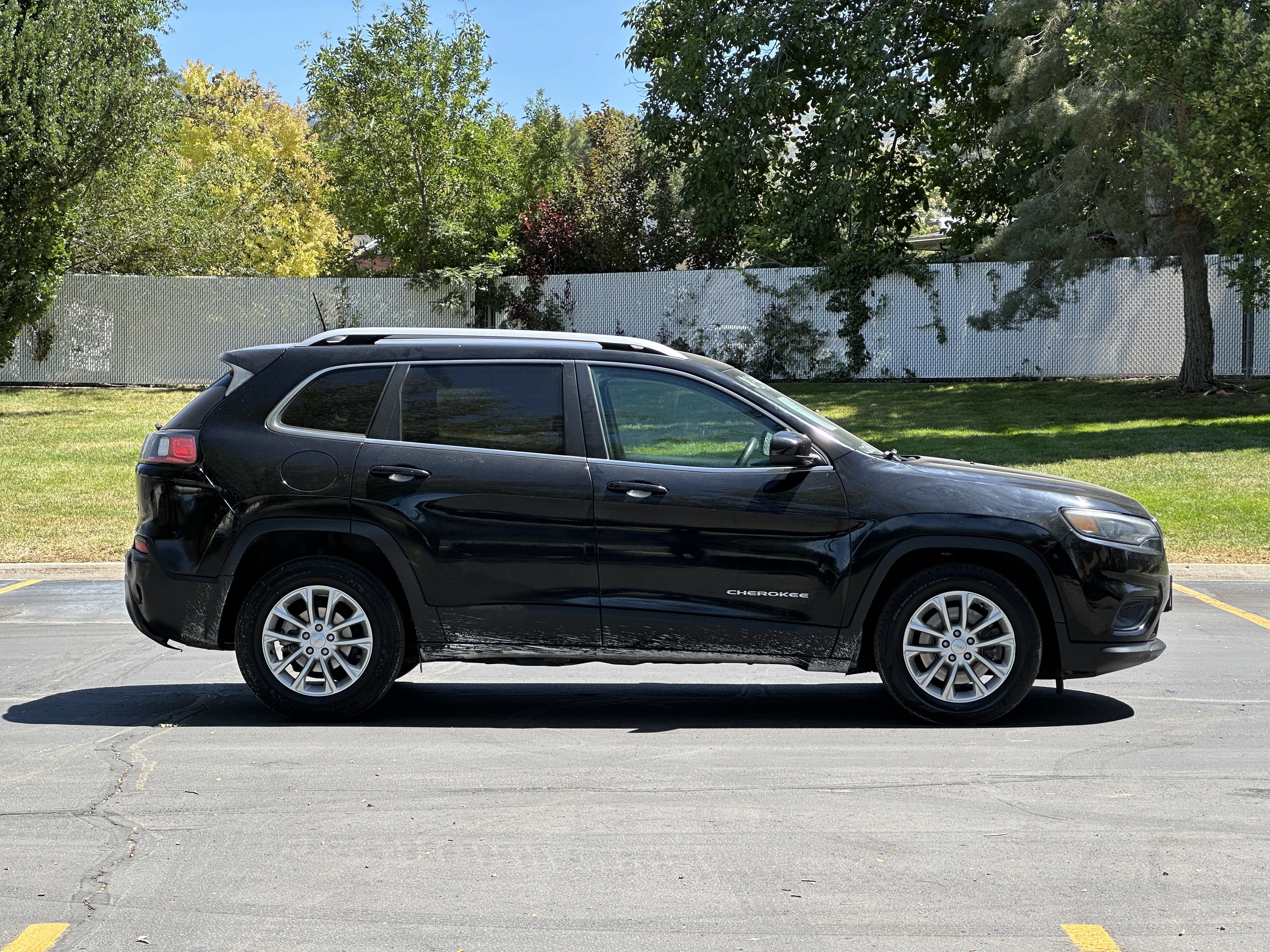 Used 2019 Jeep Cherokee Latitude w/ Popular Appearance Group FWD image 3