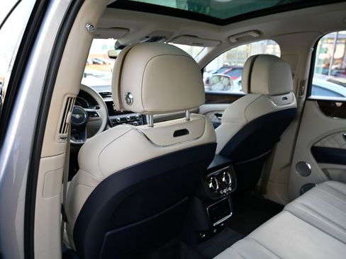 Used 2022 Bentley Bentayga image 36