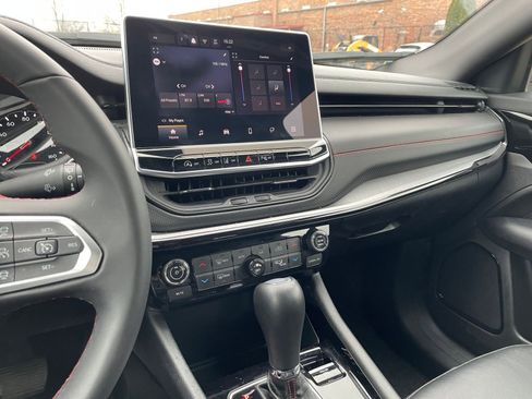 Used 2025 Jeep Compass Trailhawk image 17