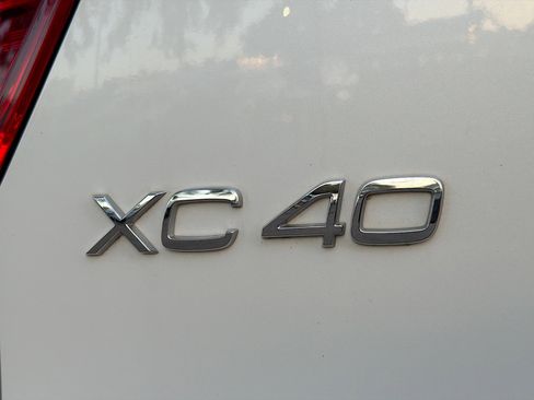 Used 2022 Volvo XC40 T5 Momentum image 11