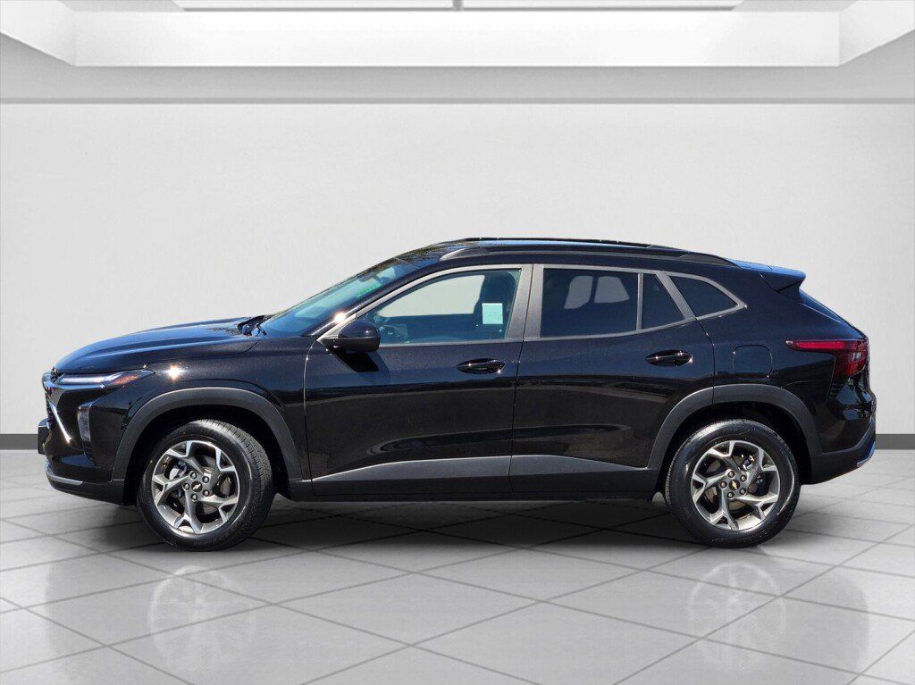 Used 2025 Chevrolet Trax LT FWD image 8