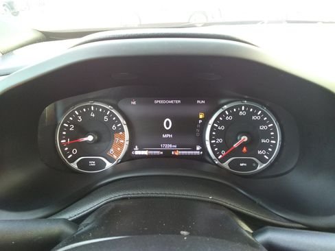 Used 2023 Jeep Renegade Trailhawk w/ Trailhawk Elite Group AWD/4WD image 13
