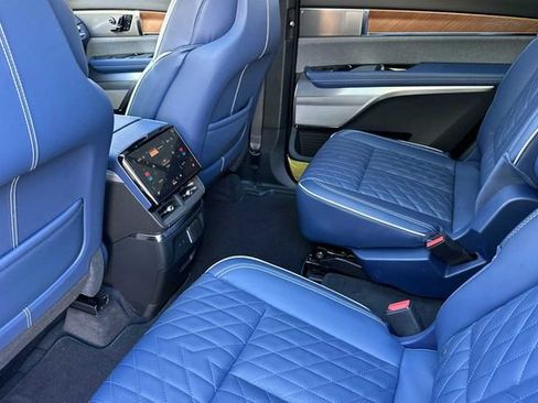 New 2026 Cadillac Vistiq Premium Luxury w/ LPO, Floor Liner Package image 12