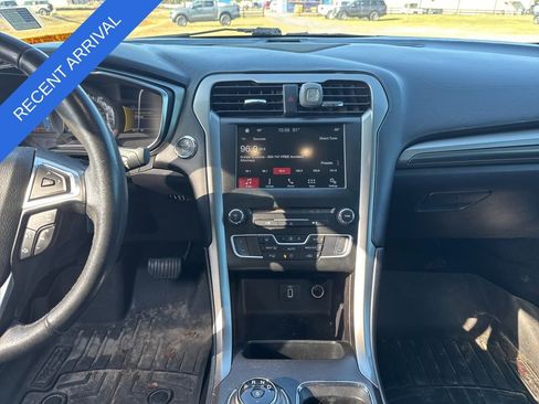 Used 2017 Ford Fusion SE w/ Equipment Group 201A image 10